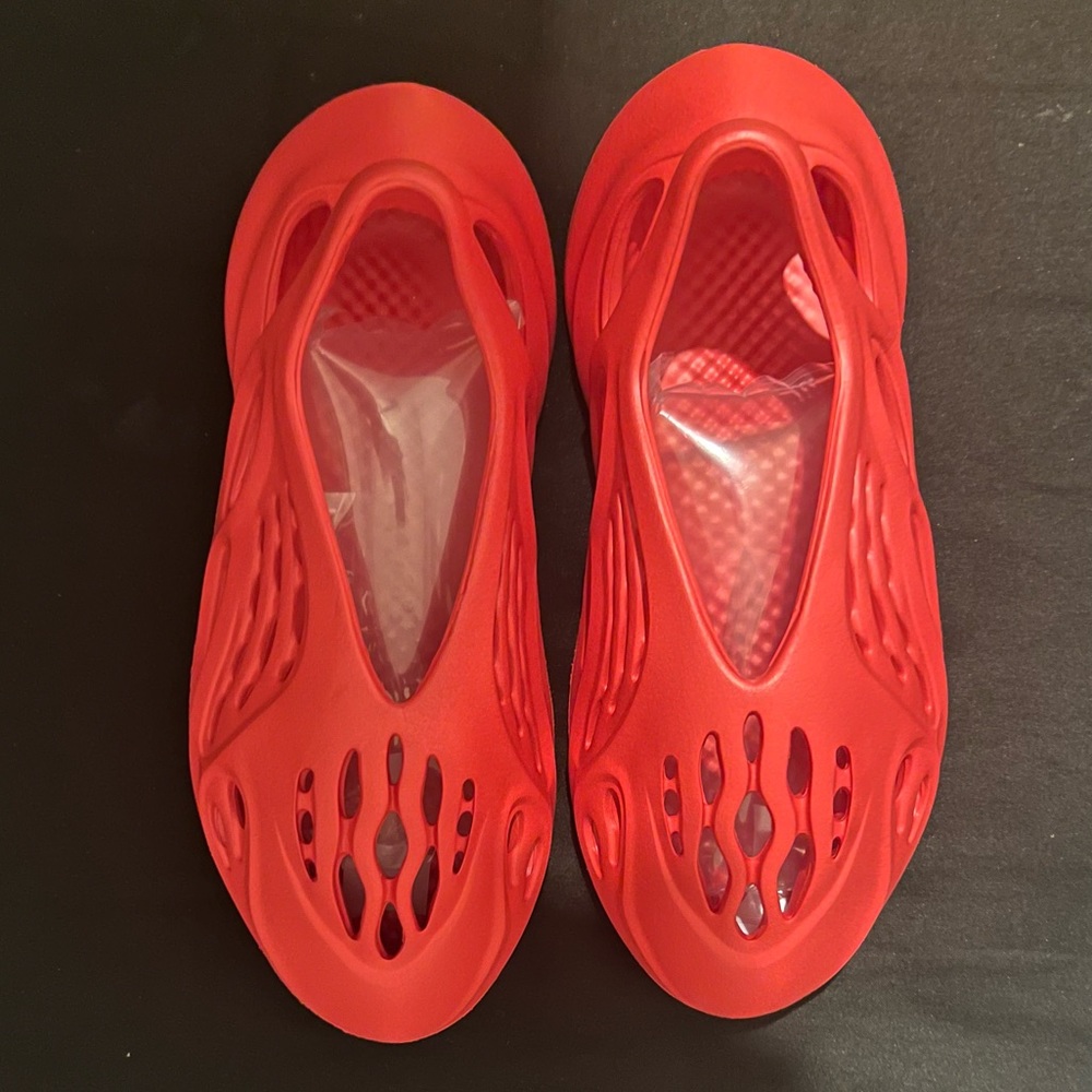 Red Yeezy foam runner men’s size 10.5 women 12